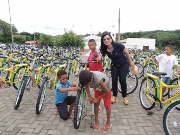 Entrega das bicicletas do programa pedala Piauí aos alunos da rede municipal de Curralinhos -PI - Imagem 43