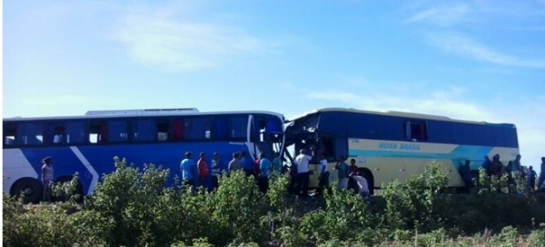 Grave acidente envolvendo dois ônibus na BR-020 - Imagem 1