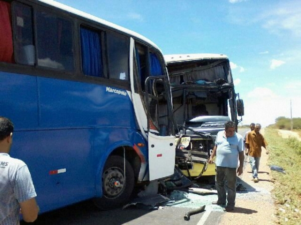 Grave acidente envolvendo dois ônibus na BR-020 - Imagem 7