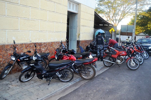 Polícia apreende 12 motos e prende 2 pessoas na 1ª blitz recomendada pelo MP