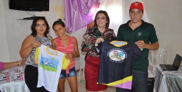 Prefeita Mocinha entrega fardamento para crianças e adolescentes do município - Imagem 7