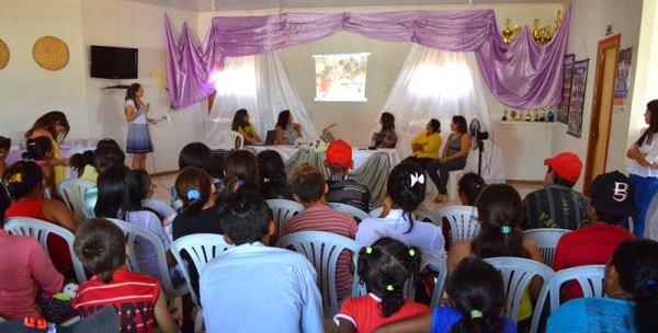 Prefeita Mocinha entrega fardamento para crianças e adolescentes do município - Imagem 3