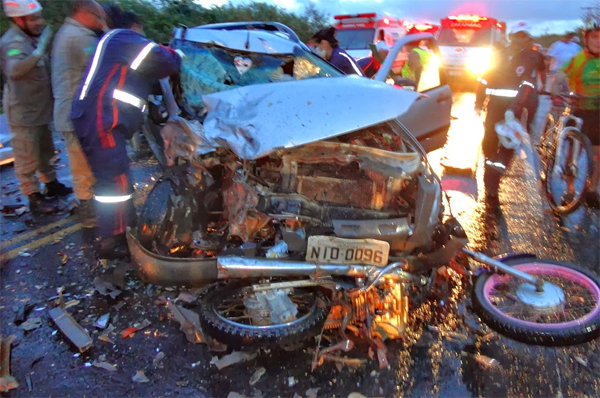 Tragédia:Colisão entre 5 veículos na BR-343 mata três motoqueiros. Foto!