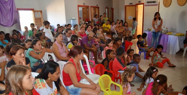 Prefeita Mocinha entrega fardamento para crianças e adolescentes do município - Imagem 10