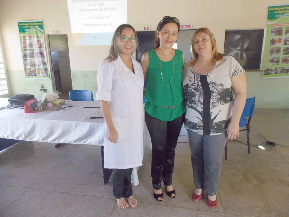 Merendeiras participam de curso de formação e treinamento. 