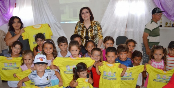 Prefeita Mocinha entrega fardamento para crianças e adolescentes do município - Imagem 2