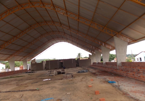 Construção da quadra poliesportiva da escola Genésio Moreira avança no município - Imagem 3