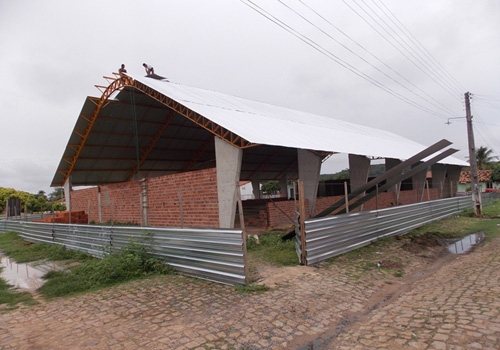 Construção da quadra poliesportiva da escola Genésio Moreira avança no município - Imagem 9
