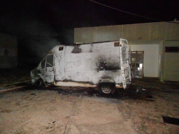 Ambulância pega fogo após dois dias no estacionamento - Imagem 2