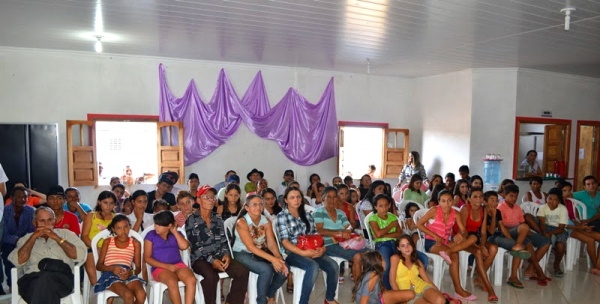 Prefeita Mocinha entrega fardamento para crianças e adolescentes do município - Imagem 9