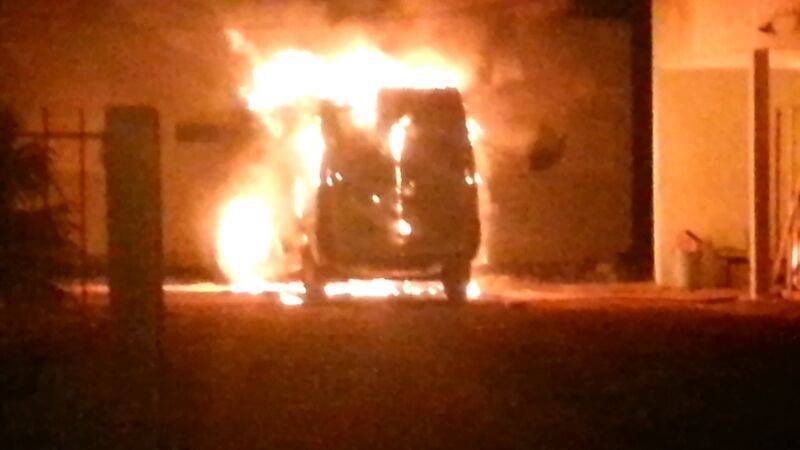 Ambulância pega fogo após dois dias no estacionamento