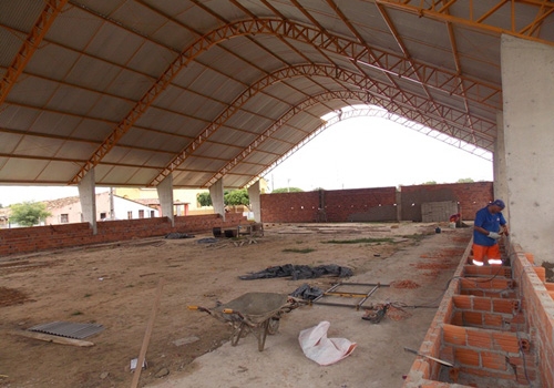 Construção da quadra poliesportiva da escola Genésio Moreira avança no município - Imagem 2