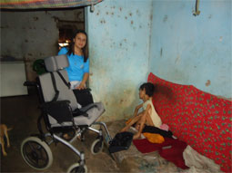 Prefeitura de Caxingó atende solicitação e entrega cadeira de rodas