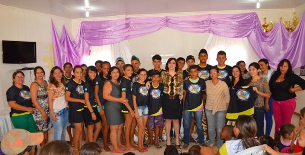 Prefeita Mocinha entrega fardamento para crianças e adolescentes do município - Imagem 5