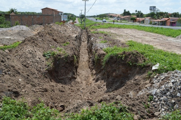 Máquina do PAC-2 é usada para abrir canal de escoamento de água em Buriti dos Lopes - Imagem 1