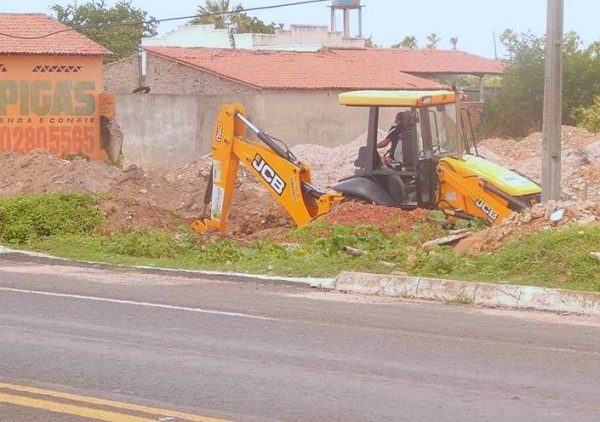 Máquina do PAC-2 é usada para abrir canal de escoamento de água em Buriti dos Lopes