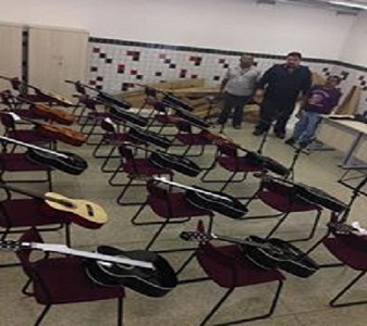 Diretor do Campus de Pedro II faz entrega de instrumentos musicais