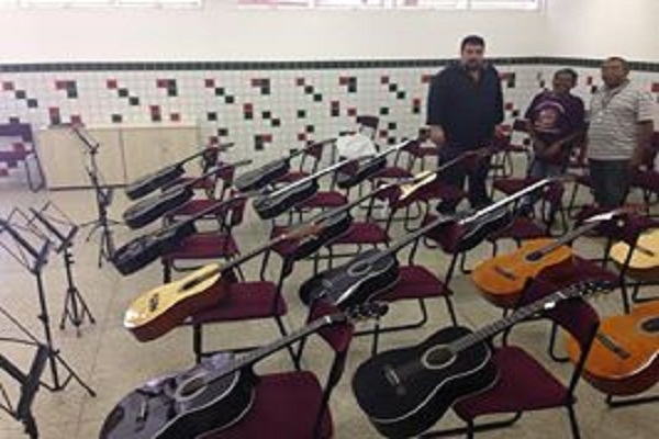 Diretor do Campus de Pedro II faz entrega de instrumentos musicais - Imagem 1