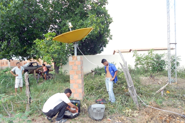 Prefeita de Currais  Claudia lobo colocou sinal da TV Meio Norte em Para Batins - Imagem 3
