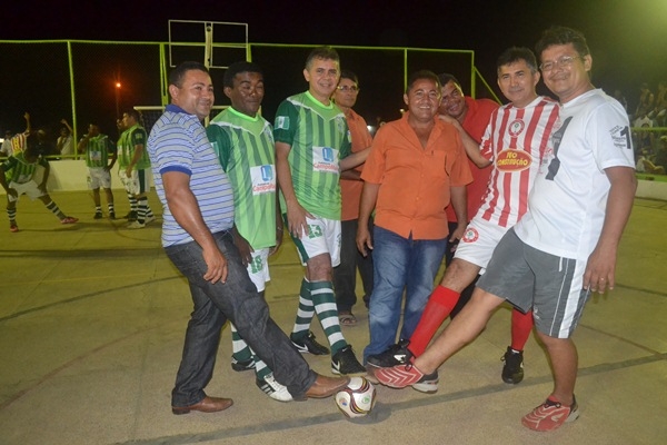 Prefeito entrega quadra e anuncia poliesportivo e U.B.S  - Imagem 1