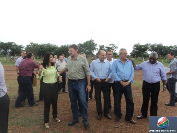 Governador Wilson Martins e sua comitiva desembarcaram em Valença na manhã desta sexta-feira - Imagem 4