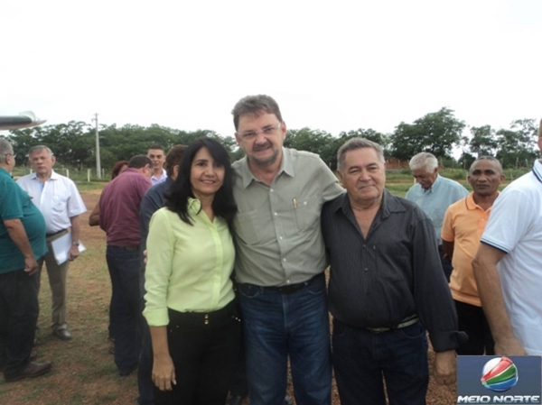 Governador Wilson Martins e sua comitiva desembarcaram em Valença na manhã desta sexta-feira - Imagem 1