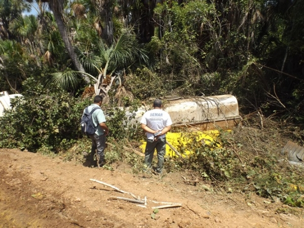 Caminhão com resíduos de óleo de soja tomba na BR 135 causando preocupação à moradores e órgãos ambientais  - Imagem 8