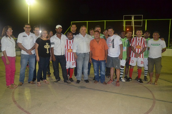 Prefeito entrega quadra e anuncia poliesportivo e U.B.S 