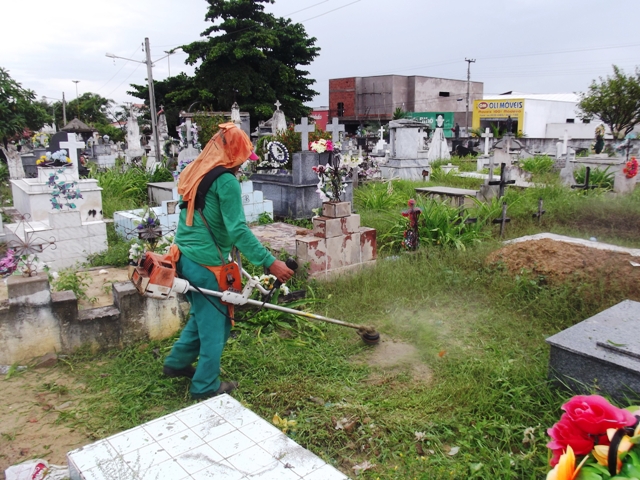 Cemitério de Esperantina recebe serviço de limpeza