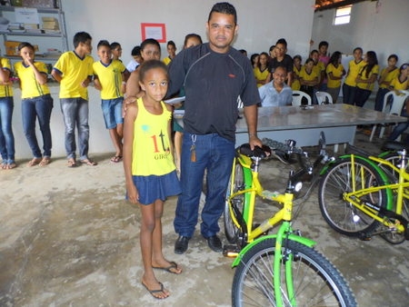 Prefeito Airton Veloso e secretária municipal de Educação, fazem entrega de bicicletas do programa pedala Piauí - Imagem 9