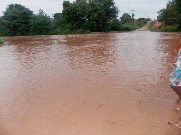 Jovens se arriscam ao tomar banho nas enchentes de riachos em Canavieira - Imagem 1