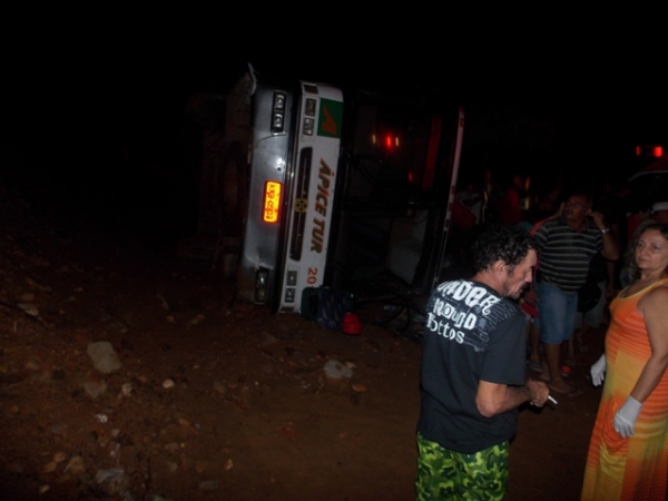 Ônibus vira em curva na PI 245 entre Isaias Coelho e Simplicio Mendes próximo a ponte do Rio Canindé. - Imagem 6