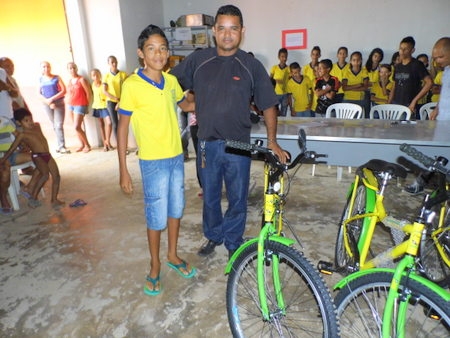 Prefeito Airton Veloso e secretária municipal de Educação, fazem entrega de bicicletas do programa pedala Piauí - Imagem 15