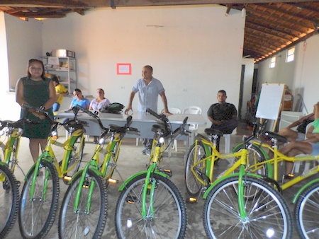 Prefeito Airton Veloso e secretária municipal de Educação, fazem entrega de bicicletas do programa pedala Piauí - Imagem 27