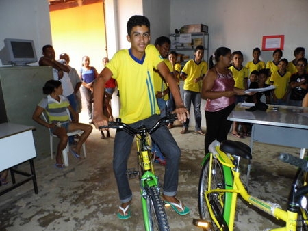 Prefeito Airton Veloso e secretária municipal de Educação, fazem entrega de bicicletas do programa pedala Piauí - Imagem 17