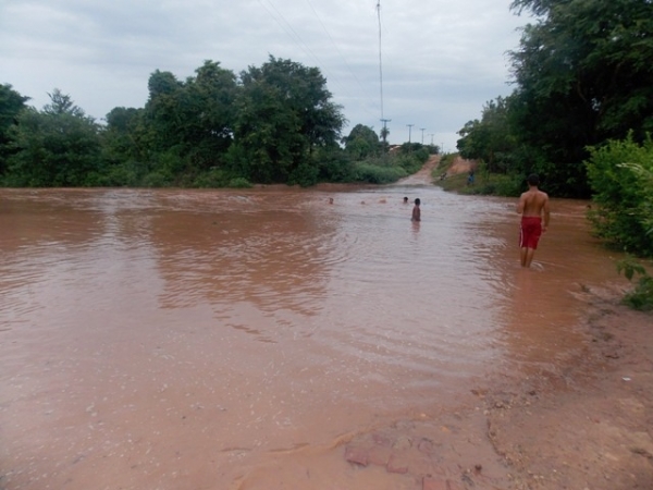 Jovens se arriscam ao tomar banho nas enchentes de riachos em Canavieira - Imagem 6