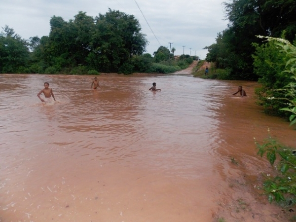 Jovens se arriscam ao tomar banho nas enchentes de riachos em Canavieira - Imagem 3
