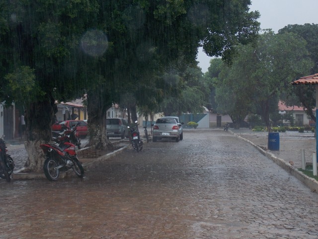 Chuvas caem em grande volume em Canavieira