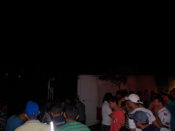 Ônibus vira em curva na PI 245 entre Isaias Coelho e Simplicio Mendes próximo a ponte do Rio Canindé. - Imagem 4