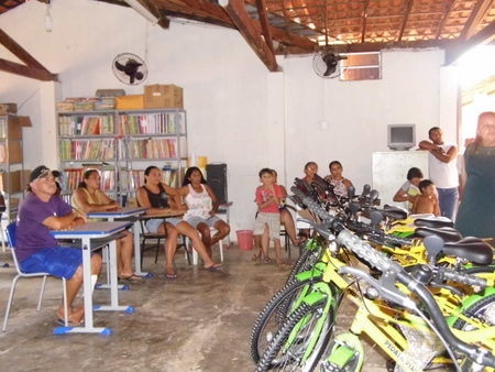 Prefeito Airton Veloso e secretária municipal de Educação, fazem entrega de bicicletas do programa pedala Piauí - Imagem 29