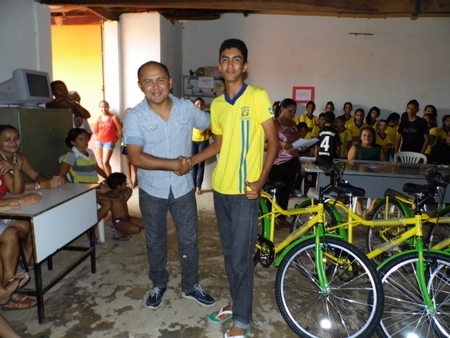 Prefeito Airton Veloso e secretária municipal de Educação, fazem entrega de bicicletas do programa pedala Piauí - Imagem 18