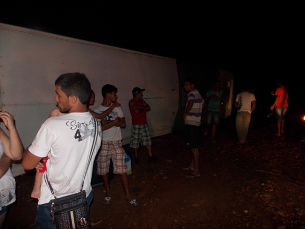 Ônibus vira em curva na PI 245 entre Isaias Coelho e Simplicio Mendes próximo a ponte do Rio Canindé. - Imagem 3