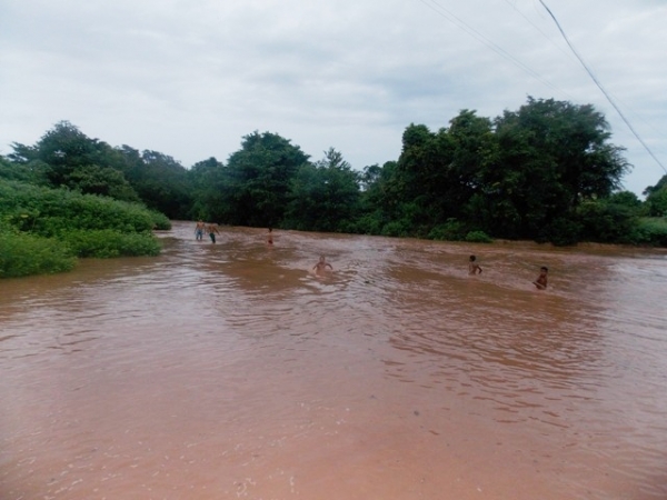 Jovens se arriscam ao tomar banho nas enchentes de riachos em Canavieira - Imagem 4