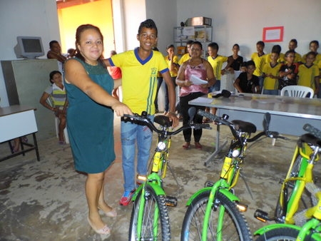 Prefeito Airton Veloso e secretária municipal de Educação, fazem entrega de bicicletas do programa pedala Piauí - Imagem 16