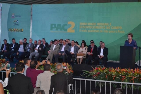 Prefeito Reginaldo do Simão participa de solenidade do PAC2 com a presidenta - Imagem 2