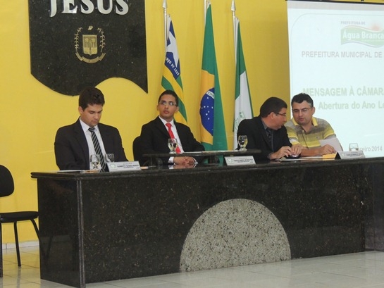 Prefeito Jonas Moura discursa na abertura dos trabalhos da Câmara de Vereadores de Água Branca. - Imagem 6