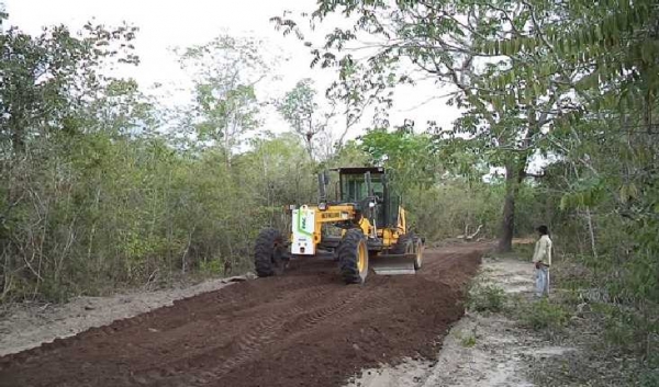 Prefeitura reforma e amplia estrada ligando as comunidades Faveira a Vila Esperança - Imagem 1