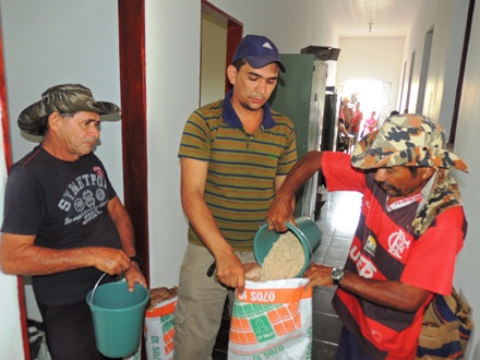 Prefeitura de Milton Brandão distribui sementes para agricultores
