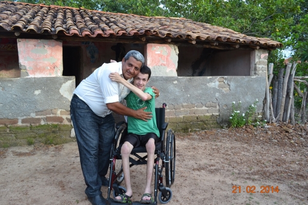 Prefeito Zé Resende e vice Prof. Dominguinhos entregam cadeiras de rodas na Zona Rural - Imagem 3