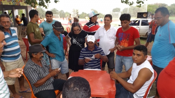 Na comunidade Panela Prefeito Zé Henrique inaugura quadra de areia com iluminação  - Imagem 19